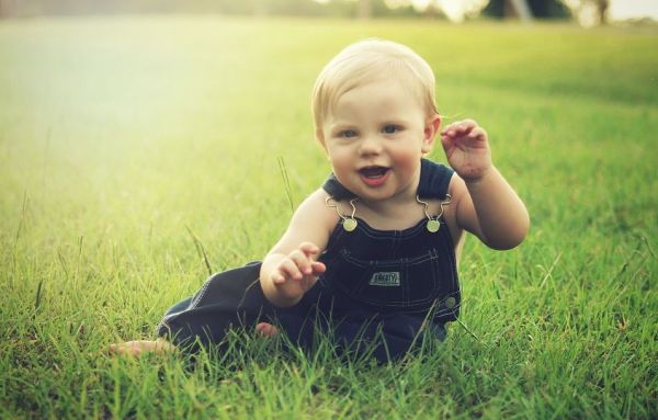 bebe dans l'herbe